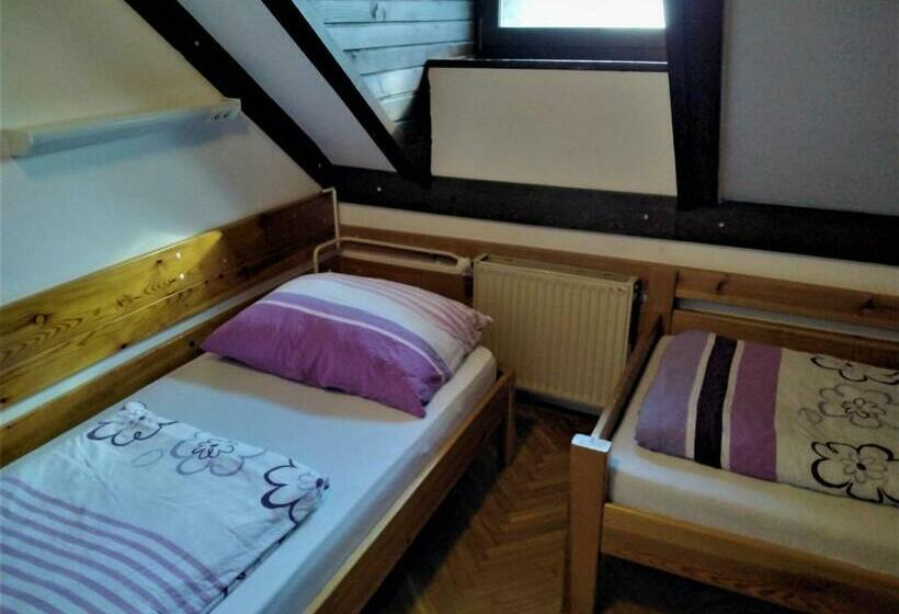 اتاق استاندارد, Accommodation And Restaurant Tia