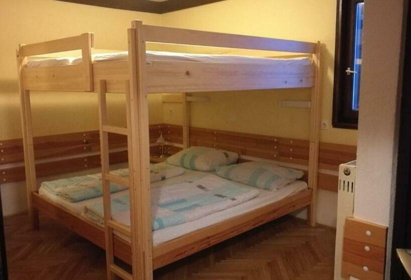 اتاق استاندارد چهار تخته, Accommodation And Restaurant Tia