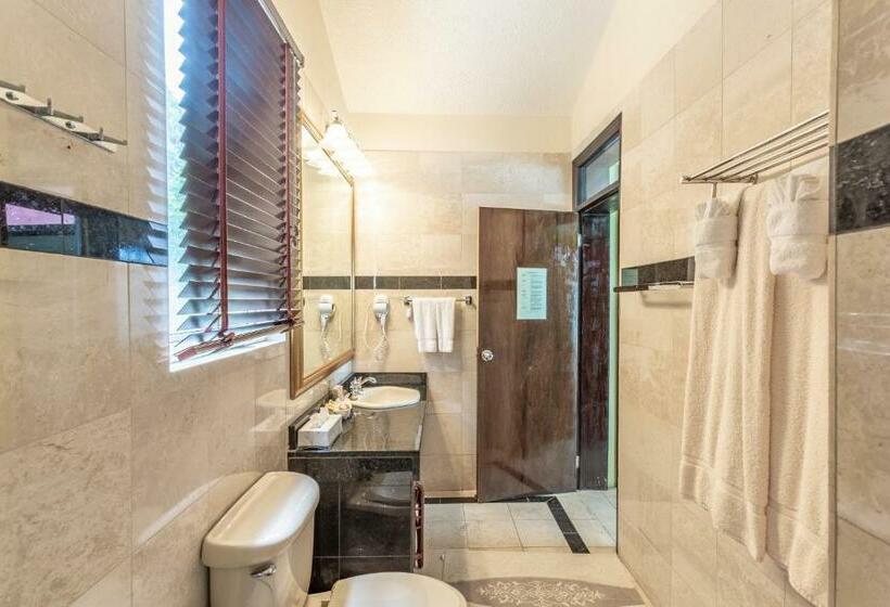 سوئیت جونیور با چشمانداز, Sebastian S On The Beach