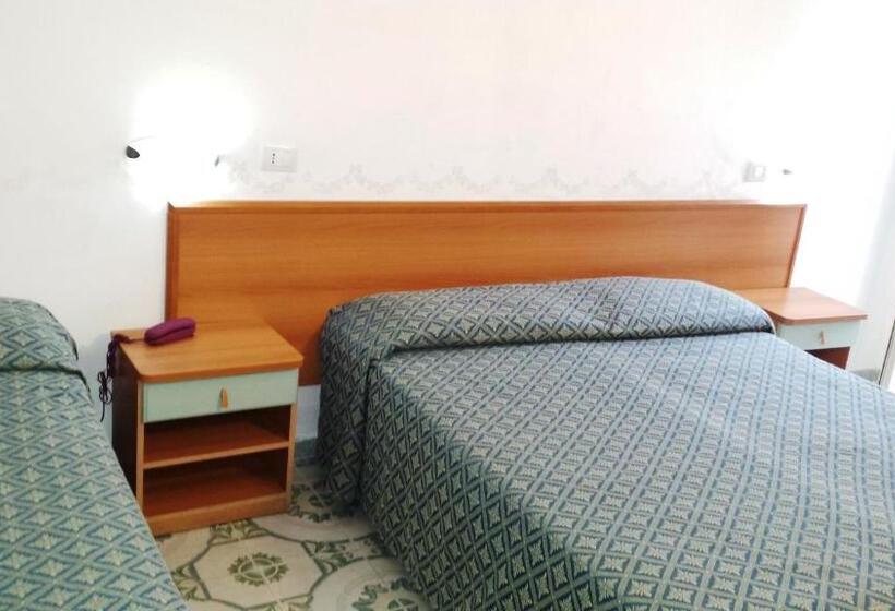 غرفة قياسية ثلاثية, Castiglione