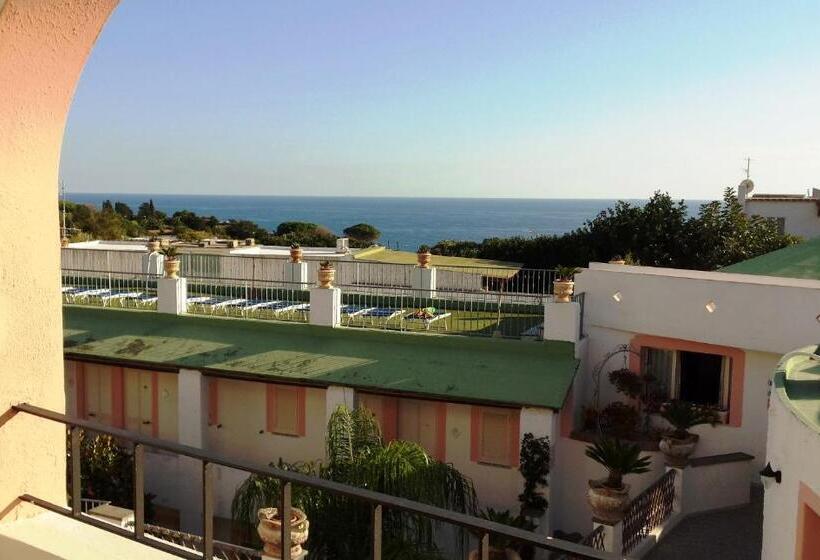 غرفة قياسية مطلّة علي البحر, Castiglione