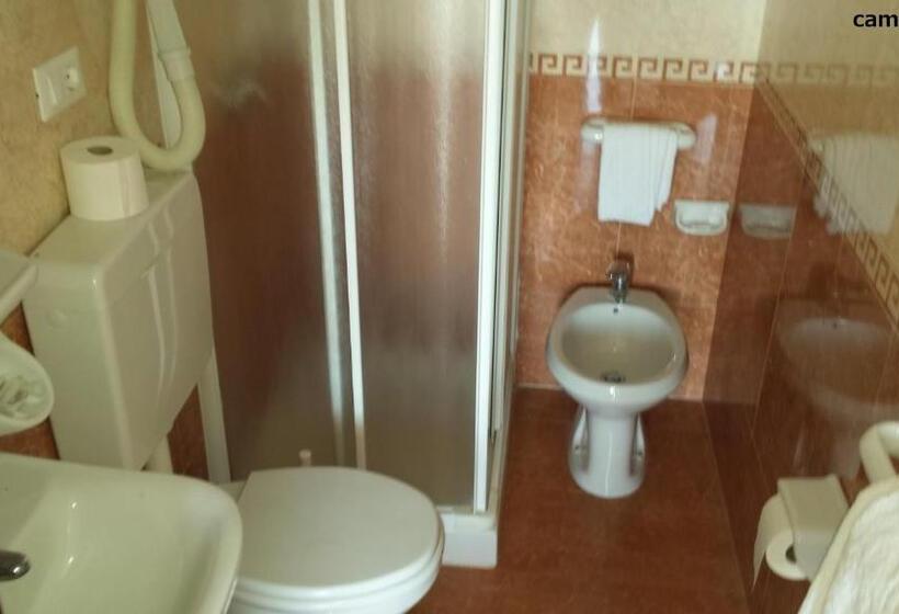 غرفة قياسية مطلّة علي البحر, Castiglione