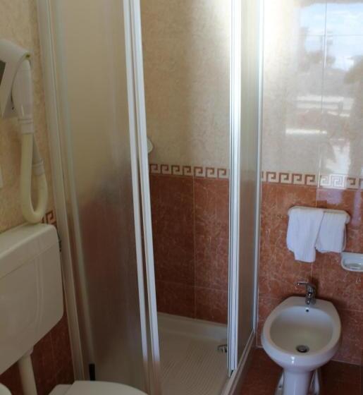 غرفة قياسية مطلّة علي البحر, Castiglione