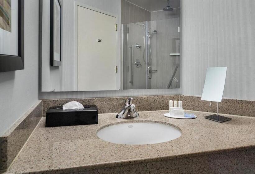 キングサイズベッドのスイートルーム, Courtyard Charlotte City Center