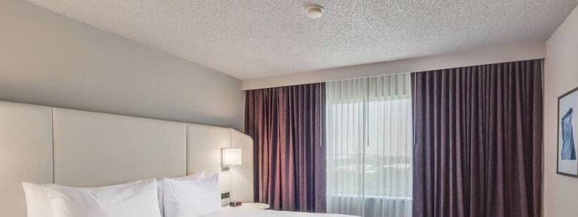 Engelliler için Süit, Crowne Plaza Suites Arlington, An Ihg