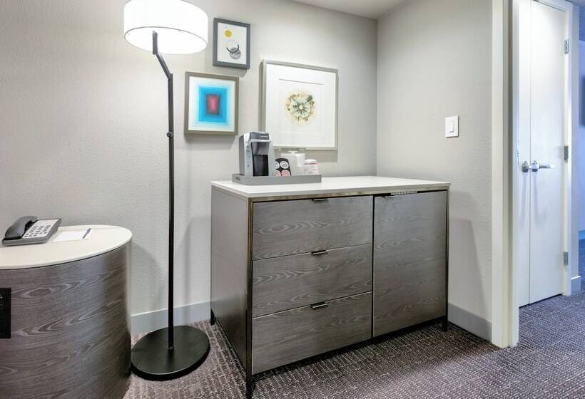 Engelliler için Süit, Crowne Plaza Suites Arlington, An Ihg