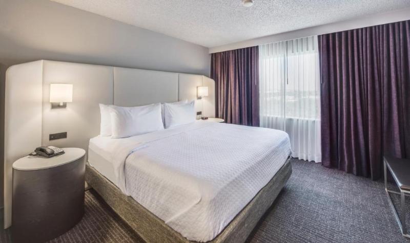 Engelliler için Süit, Crowne Plaza Suites Arlington, An Ihg