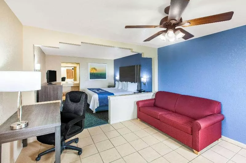 キングサイズベッドのスタンダードルーム, Days Inn & Suites By Wyndham Braunig Lake