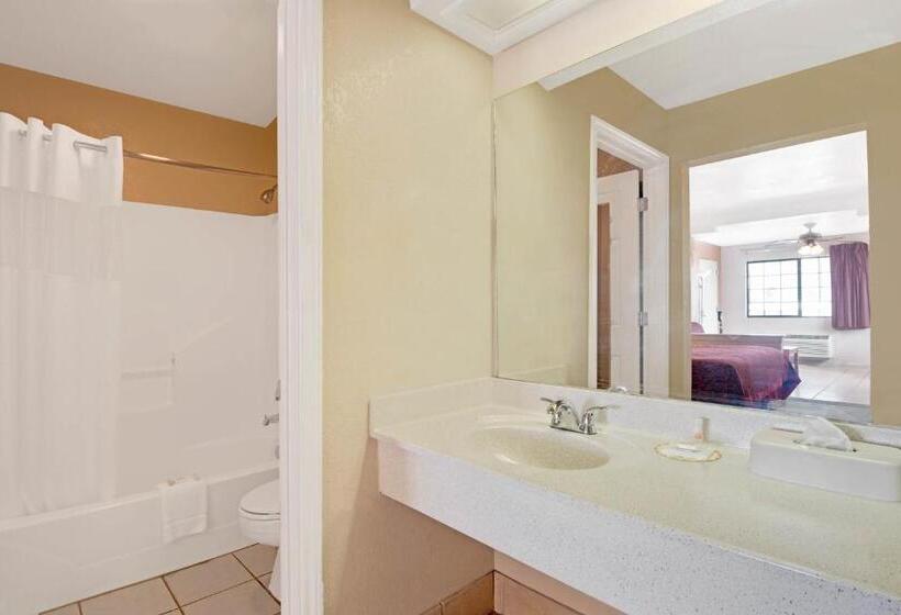 디럭스 스위트 킹 침대, Days Inn & Suites By Wyndham Braunig Lake