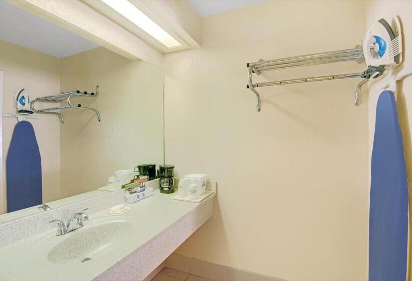 Люкс Deluxe Кровать Кинг, Days Inn & Suites By Wyndham Braunig Lake