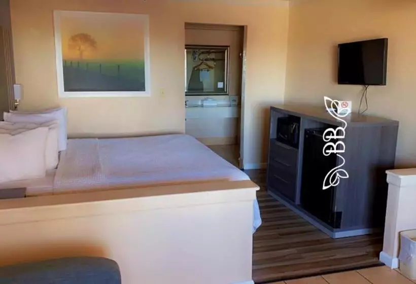 キングサイズベッドのデラックススイート, Days Inn & Suites By Wyndham Braunig Lake