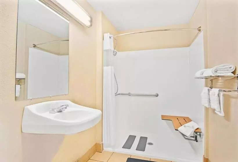 身障者適用キングサイズベッドルーム, Days Inn & Suites By Wyndham Braunig Lake