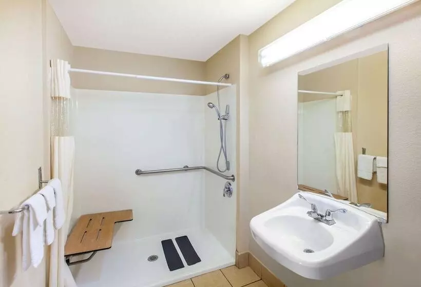２ダブルベッドのスタンダードルーム, Days Inn & Suites By Wyndham Braunig Lake