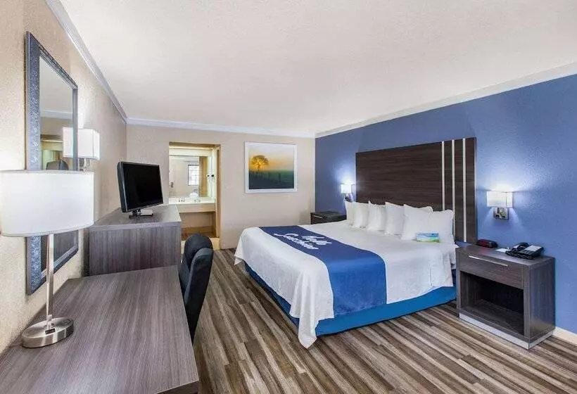 スタンダードスタジオ, Days Inn & Suites By Wyndham Braunig Lake