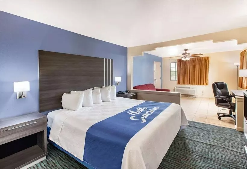 スタンダードスタジオ, Days Inn & Suites By Wyndham Braunig Lake