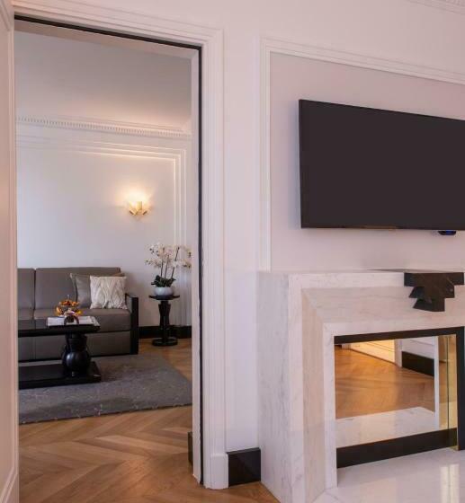 سوئیت کلاسیک, Hotel Du Collectionneur Arc De Triomphe