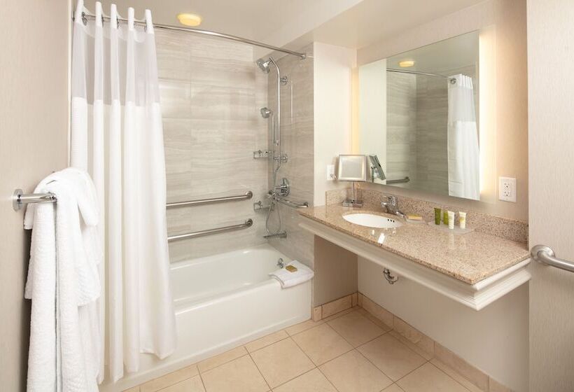 חדר דלוקס מותאם לאנשים עם מוגבלויות, Hilton Madison Monona Terrace