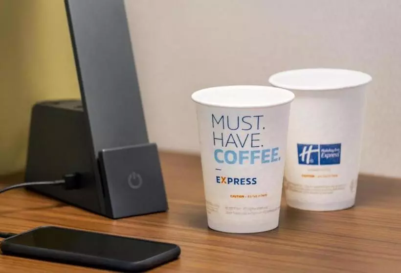キングサイズベッドのスイートルーム, Holiday Inn Express & Suites Philadelphia   Mt Laurel, An Ihg