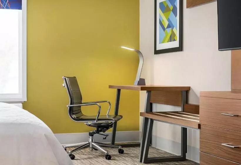 キングサイズベッドのスイートルーム, Holiday Inn Express & Suites Philadelphia   Mt Laurel, An Ihg