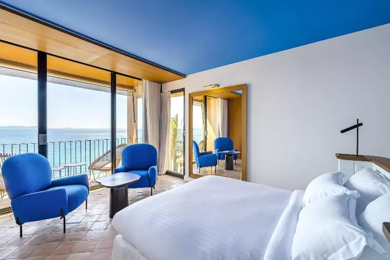 اتاق لوکس با بالکن و چشمانداز دریا, Hôtel Le Bailli De Suffren