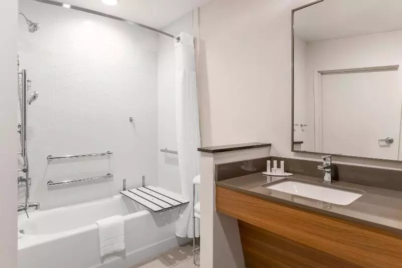 اتاق استاندارد با بالکن و چشمانداز دریا, Hôtel Le Bailli De Suffren