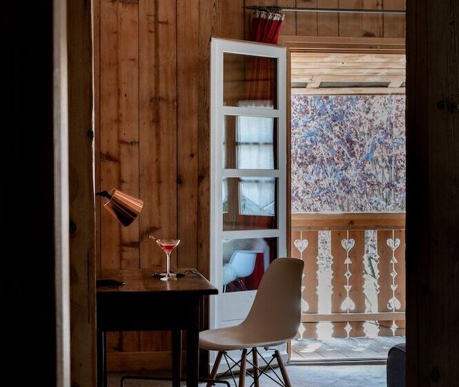 جناح برستيج, Hôtel Les Roches Fleuries