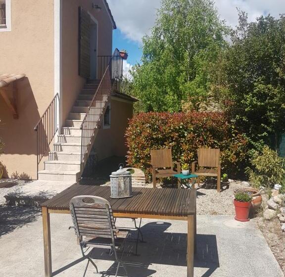 テラス付きスタンダードルーム, La Bastide De Moustiers