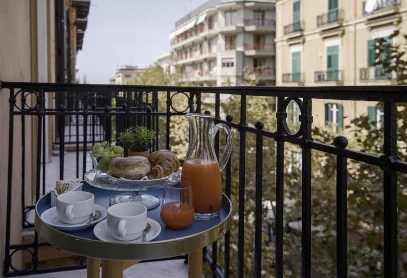 اتاق لوکس با تخت بزرگ, La Chambre