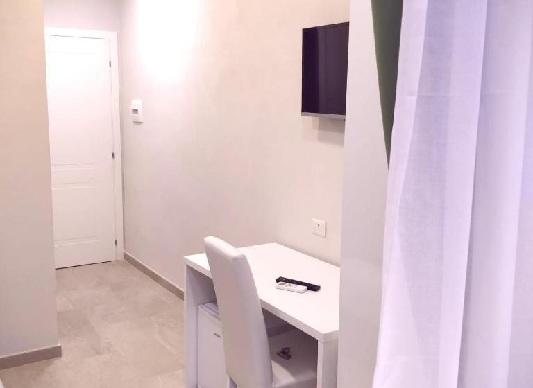 اتاق لوکس با تخت بزرگ, La Chambre