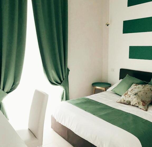 اتاق لوکس با تخت بزرگ, La Chambre