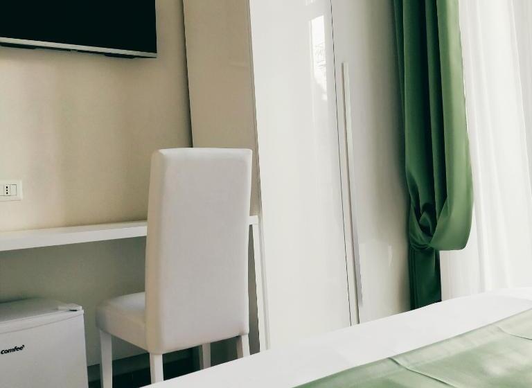 اتاق لوکس با تخت بزرگ, La Chambre