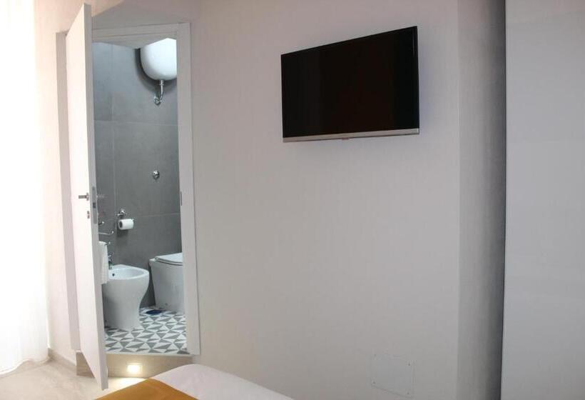 اتاق لوکس, La Chambre