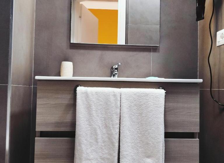اتاق لوکس, La Chambre