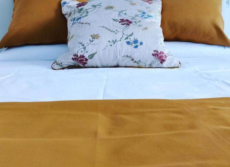 اتاق لوکس, La Chambre