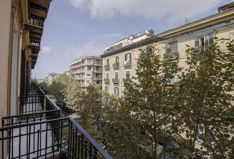 اتاق استاندارد با بالکن, La Chambre