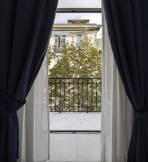 اتاق استاندارد با بالکن, La Chambre