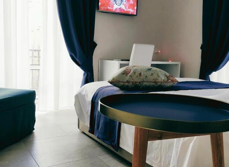 اتاق استاندارد با بالکن, La Chambre