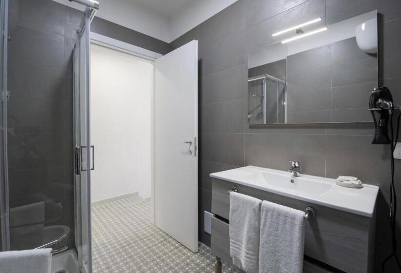 اتاق استاندارد با بالکن, La Chambre