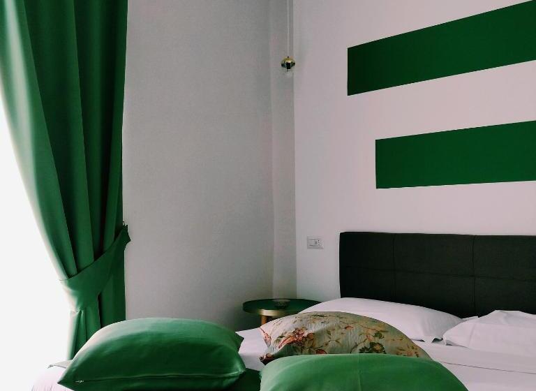 اتاق لوکس با تخت بزرگ, La Chambre