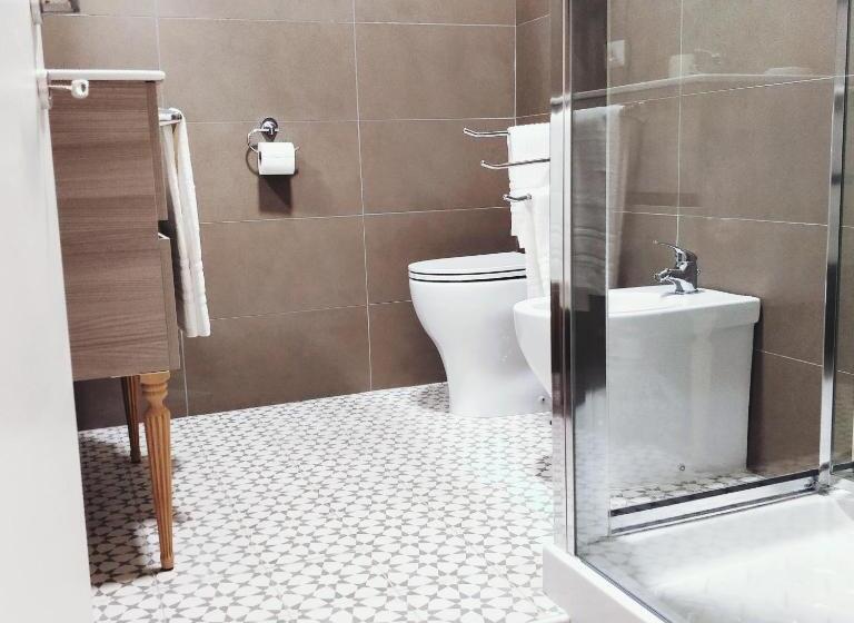 اتاق لوکس با تخت بزرگ, La Chambre