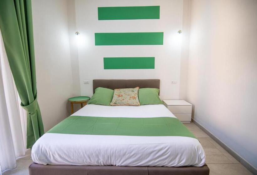 اتاق لوکس با تخت بزرگ, La Chambre