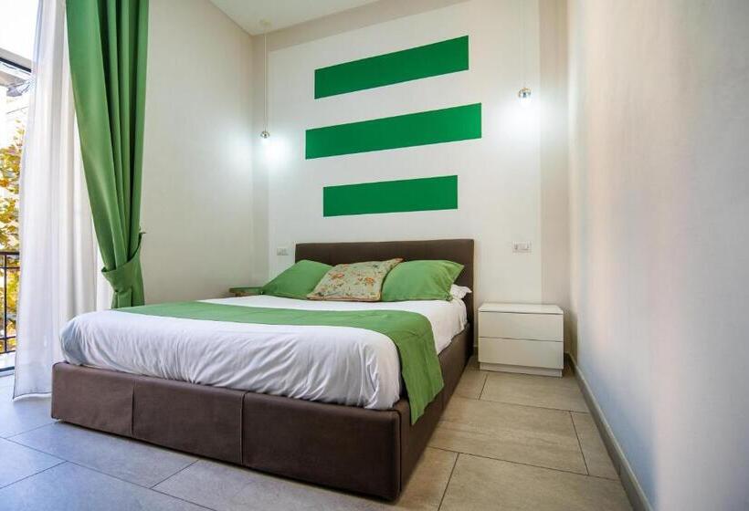 اتاق لوکس با تخت بزرگ, La Chambre