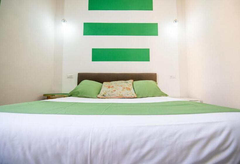 اتاق لوکس با تخت بزرگ, La Chambre