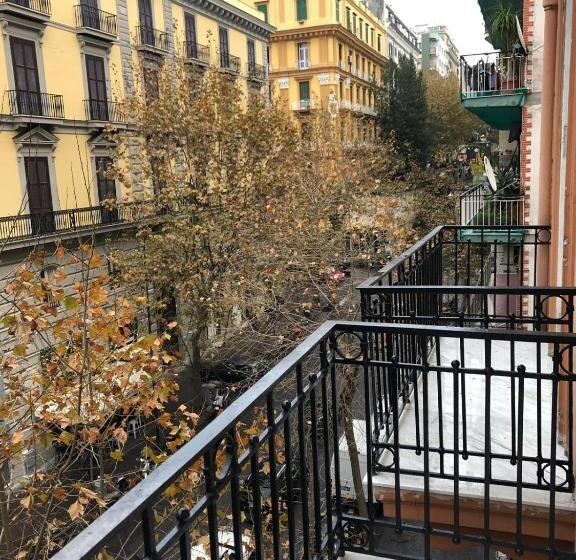 اتاق استاندارد با بالکن, La Chambre