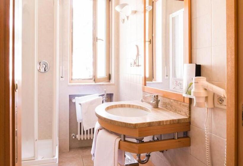 Люкс с Балконом, Flora Hotel & Suites