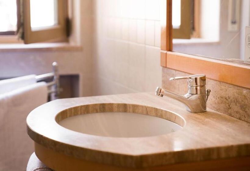 Люкс с Балконом, Flora Hotel & Suites