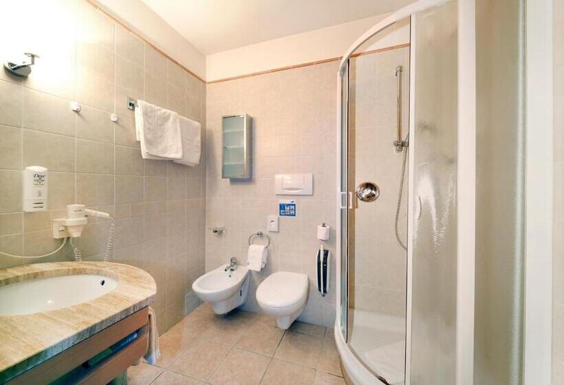 Люкс с Балконом, Flora Hotel & Suites