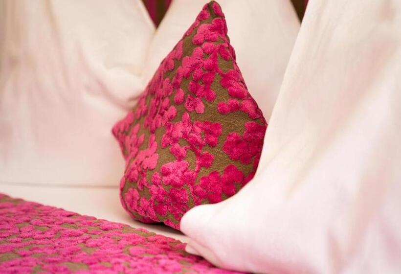 Люкс с Балконом, Flora Hotel & Suites