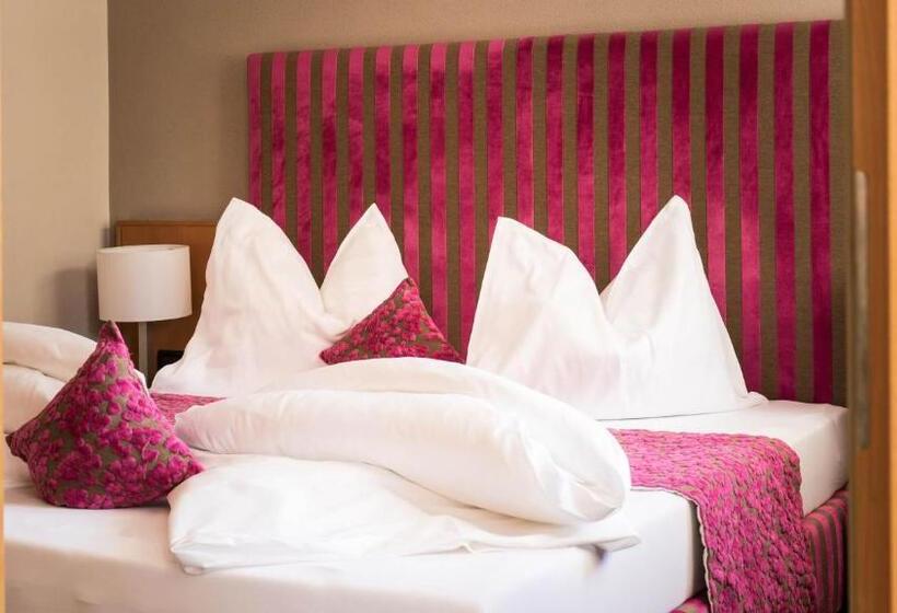 Люкс с Балконом, Flora Hotel & Suites