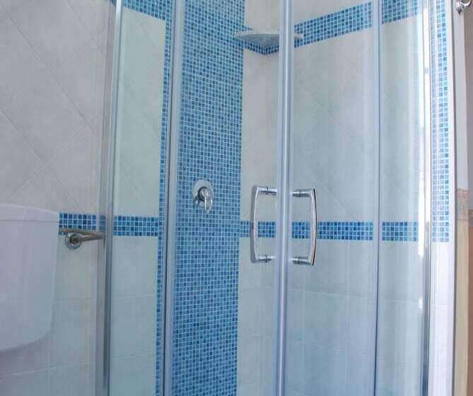 标准三人间, Del Centro